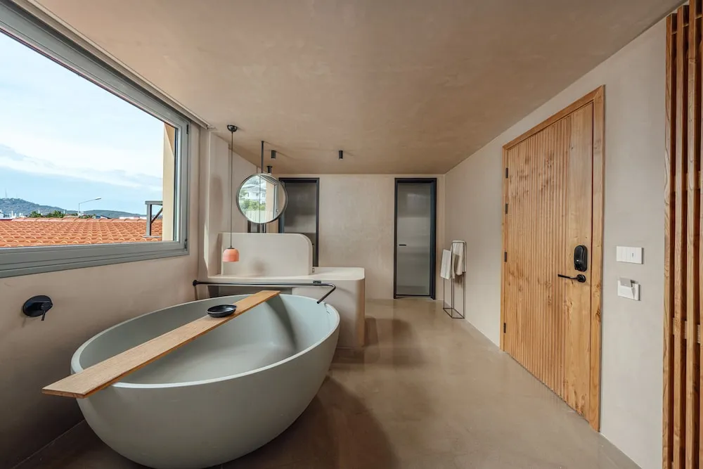 Deluxe Bathtub Room