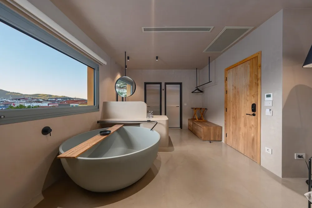 Deluxe Bathtub Room