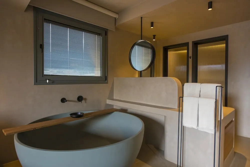 Deluxe Bathtub Room