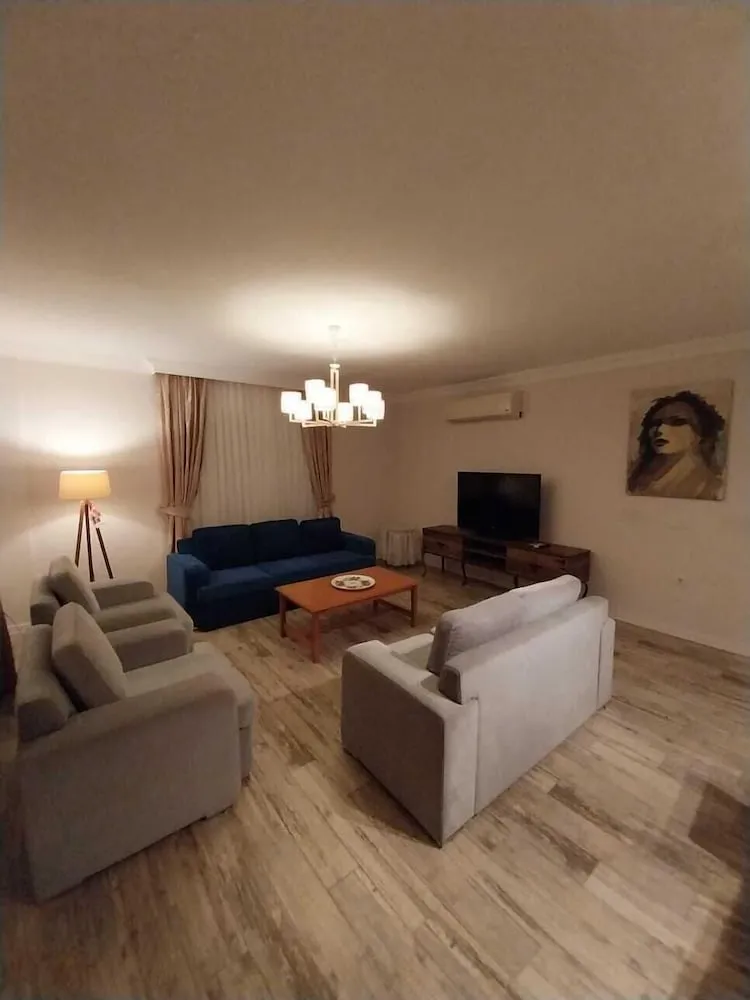 Family Apart Daire, Dağ Manzaralı