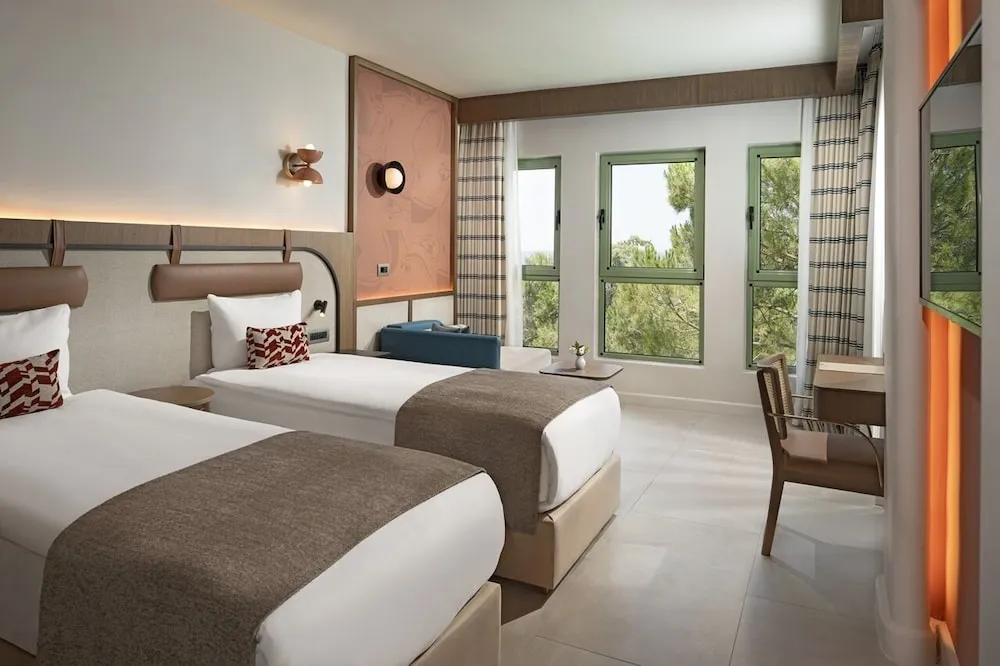 Deluxe Family Room Land Side