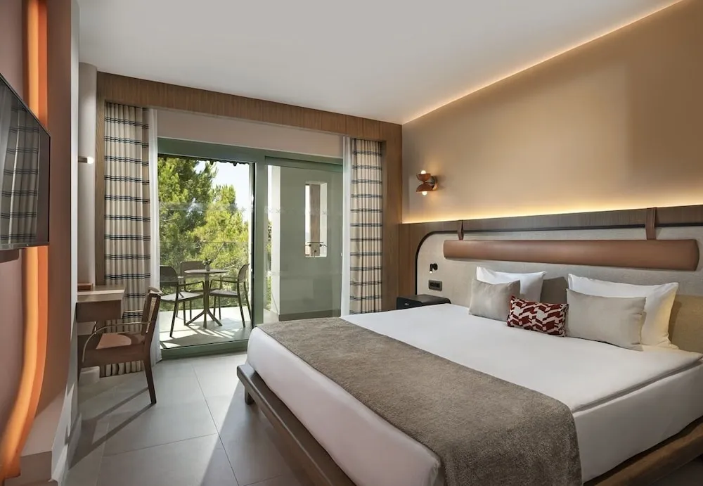 Deluxe Family Room Side Sea View