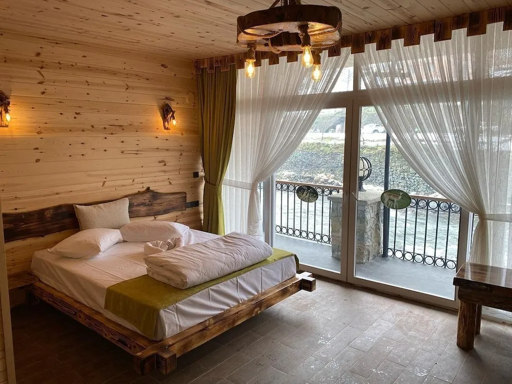 Büyük Yataklı Tek Kişilik Oda, Balkon, Nehir Manzaralı