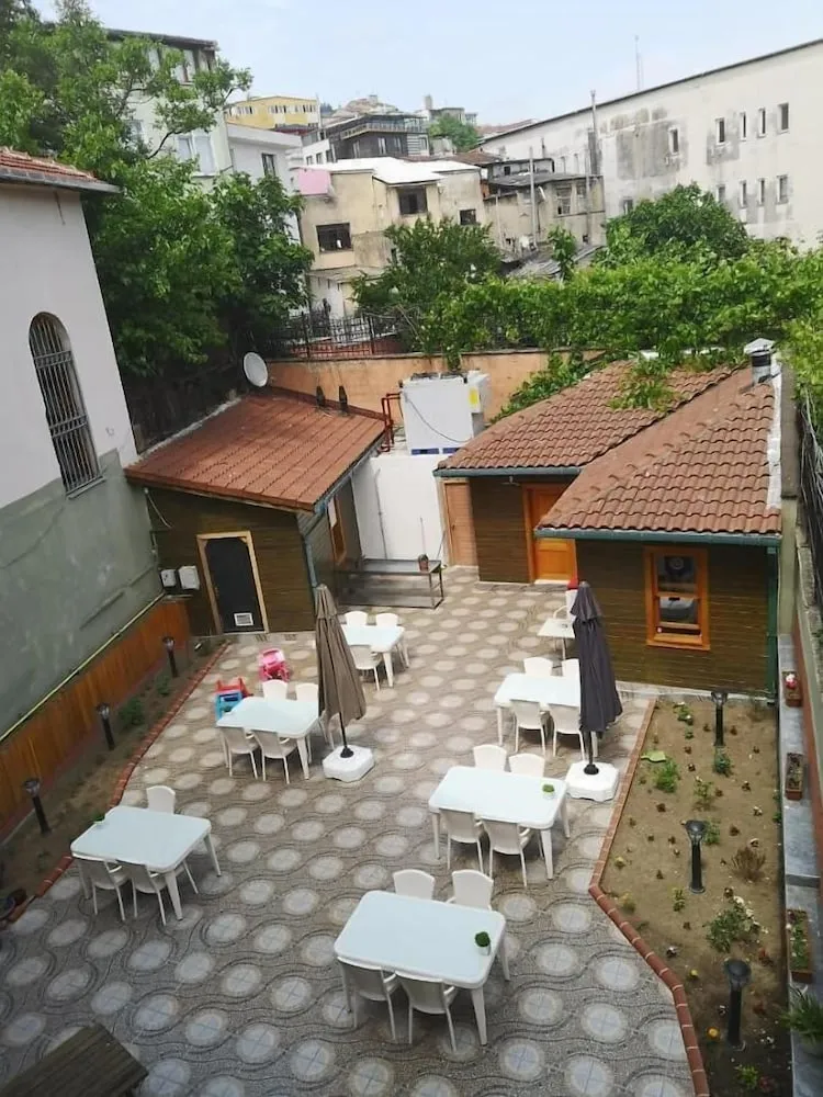 Family Oda, Bahçe Manzaralı