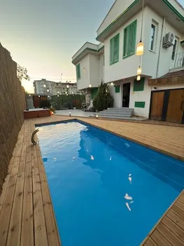 Yeşil Panjurlu Villa Otel