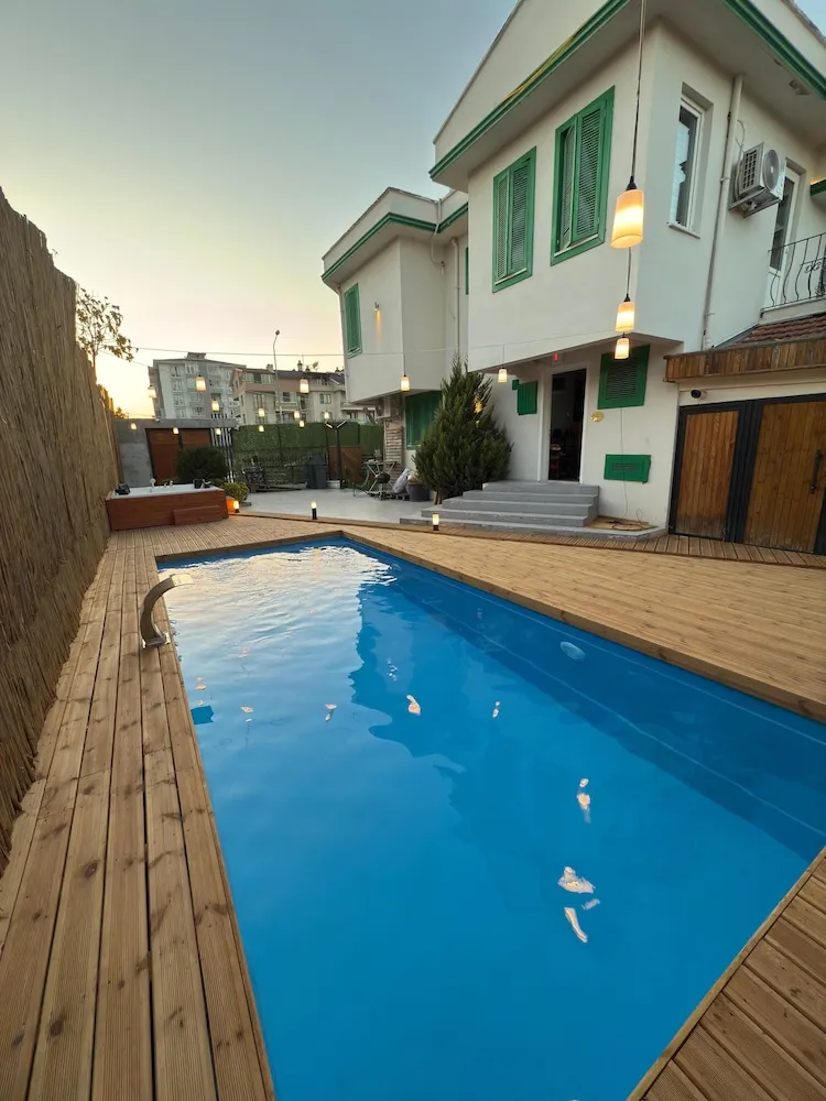 Yeşil Panjurlu Villa Otel