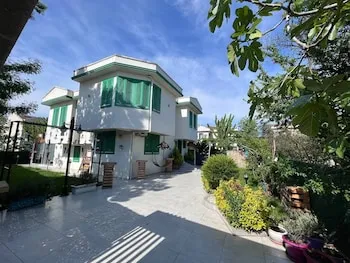 Yeşil Panjurlu Villa Otel