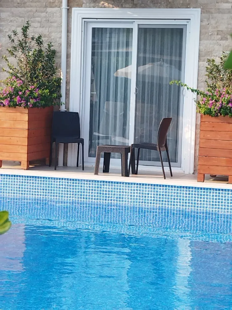Classic Tek Büyük Yataklı Oda, Balkon, Havuz Manzaralı