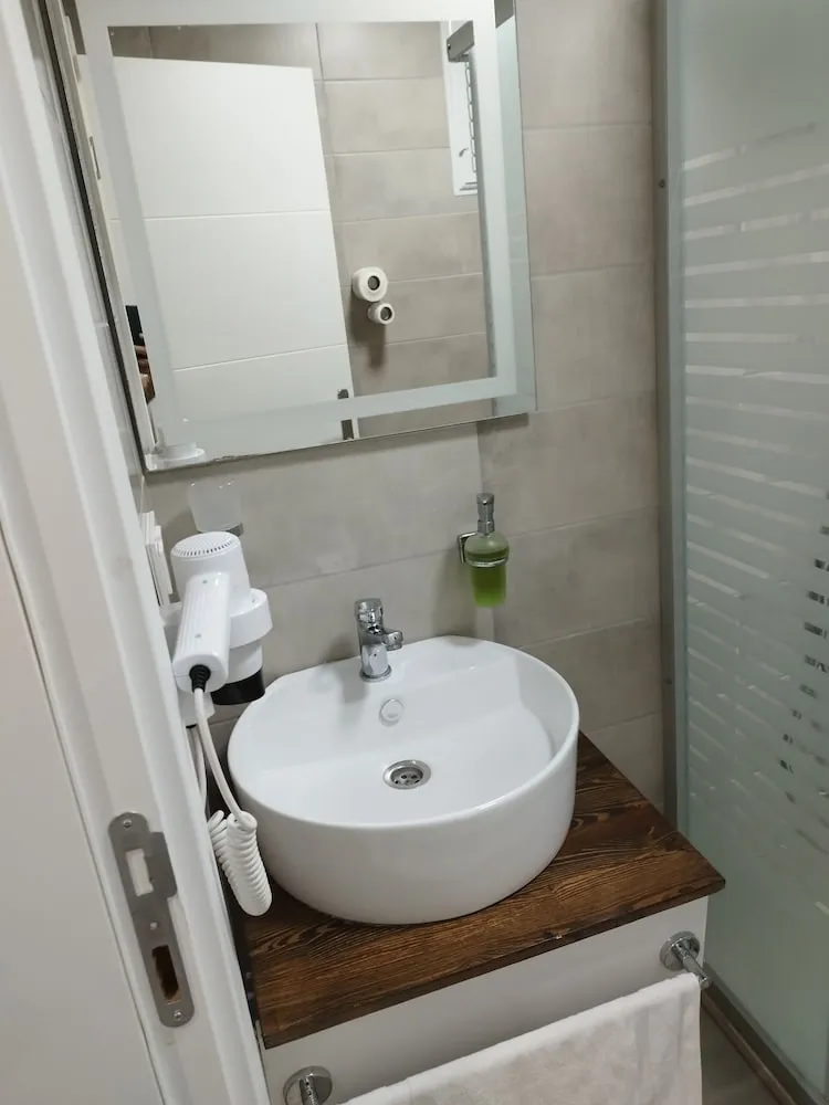 Classic Tek Büyük Yataklı Oda, Balkon, Havuz Manzaralı
