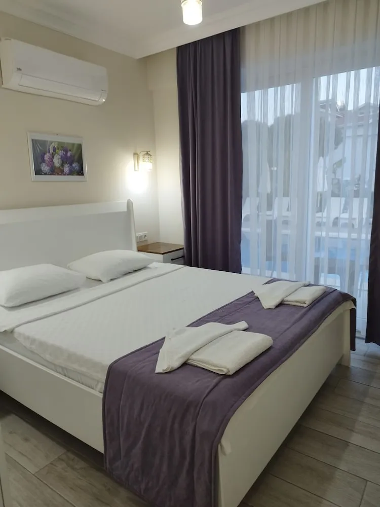 Classic Tek Büyük Yataklı Oda, Balkon, Havuz Manzaralı