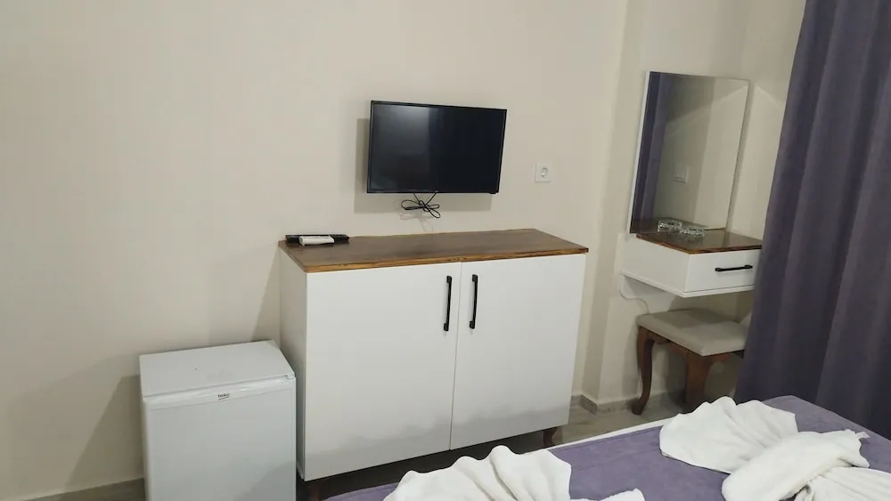 Classic Tek Büyük Yataklı Oda, Balkon, Havuz Manzaralı