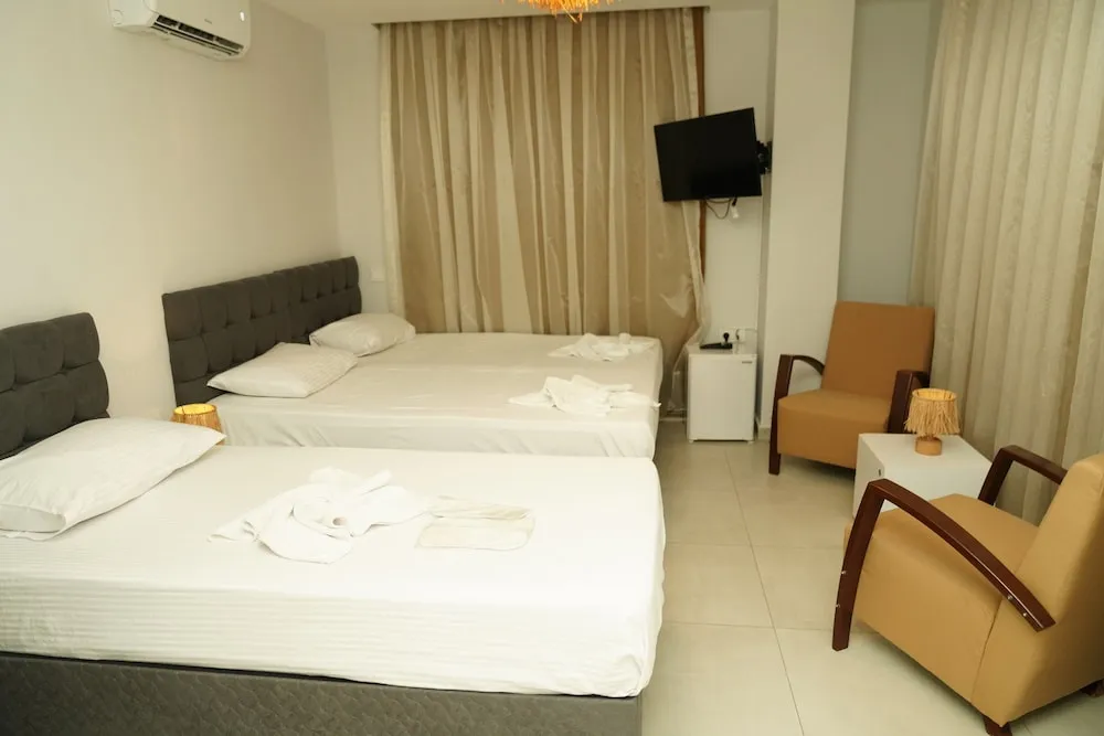 Deluxe Üç Kişilik Oda, Balkon, Bahçe Manzaralı