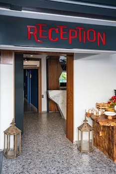 Lucky Monkey Midi Hotel