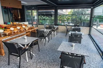 Lucky Monkey Midi Hotel