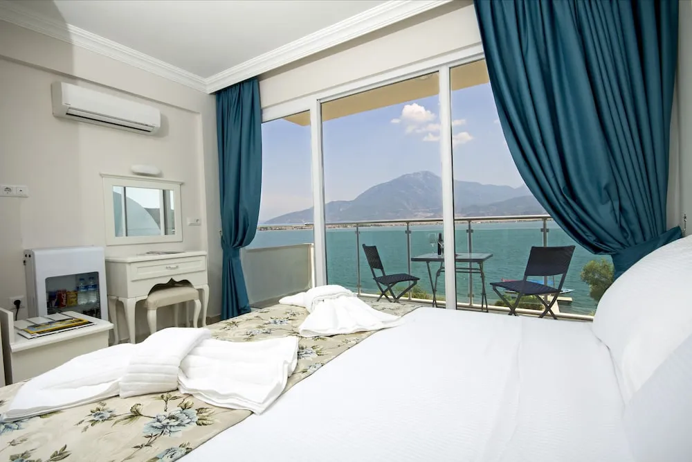 Tek Büyük veya İki Ayrı Yataklı Oda, Deniz Manzaralı