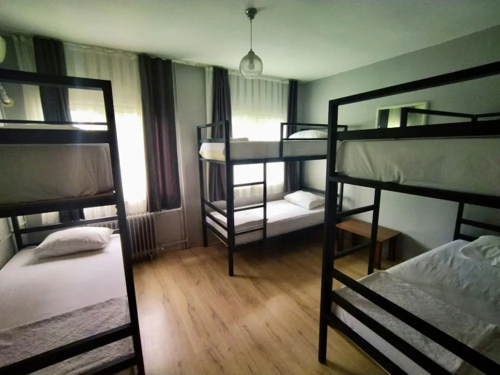 6 Yatakli Banyolu Karisik Dorm Oda