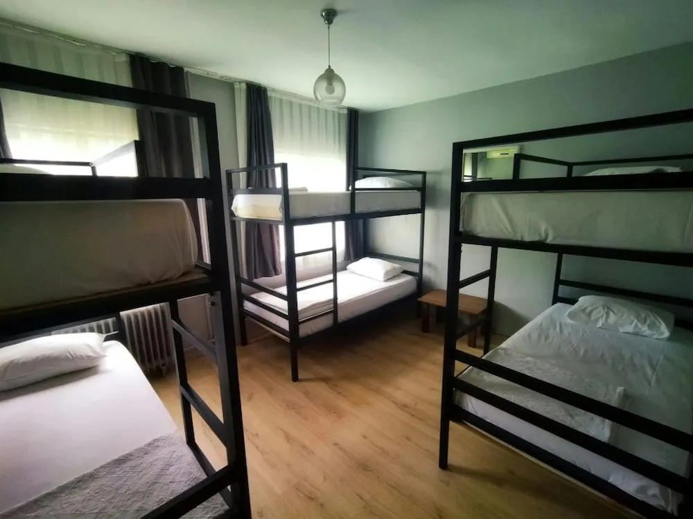 6 Yatakli Banyolu Karisik Dorm Oda