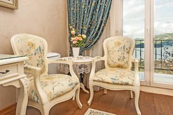 Swan Lake Boutique Hotel - Adults Only