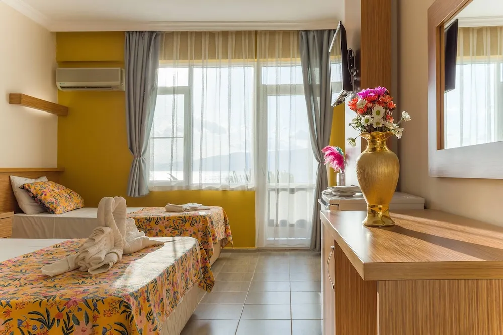 Deluxe Dört Kişilik Oda, Deniz Manzaralı
