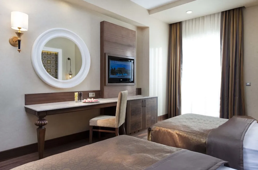 Deluxe Pool Room