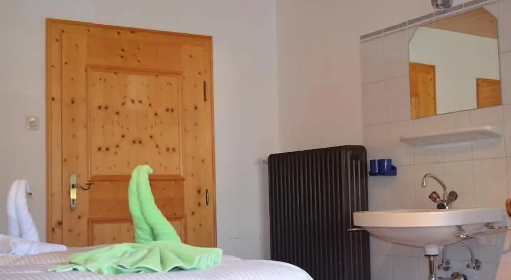 Tek Büyük Yataklı Oda, Ortak Banyo