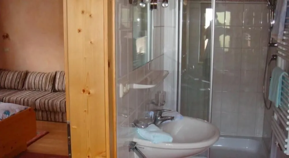 Tek Büyük Yataklı Oda, Ortak Banyo