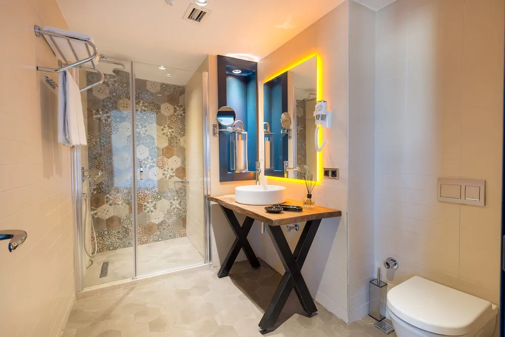 Corner Suite ( Connecting to Suite Room)