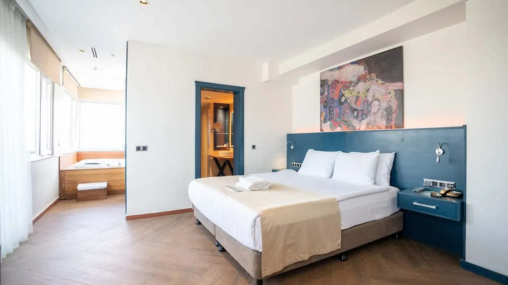 Süit (Connecting to Corner Suite Room)