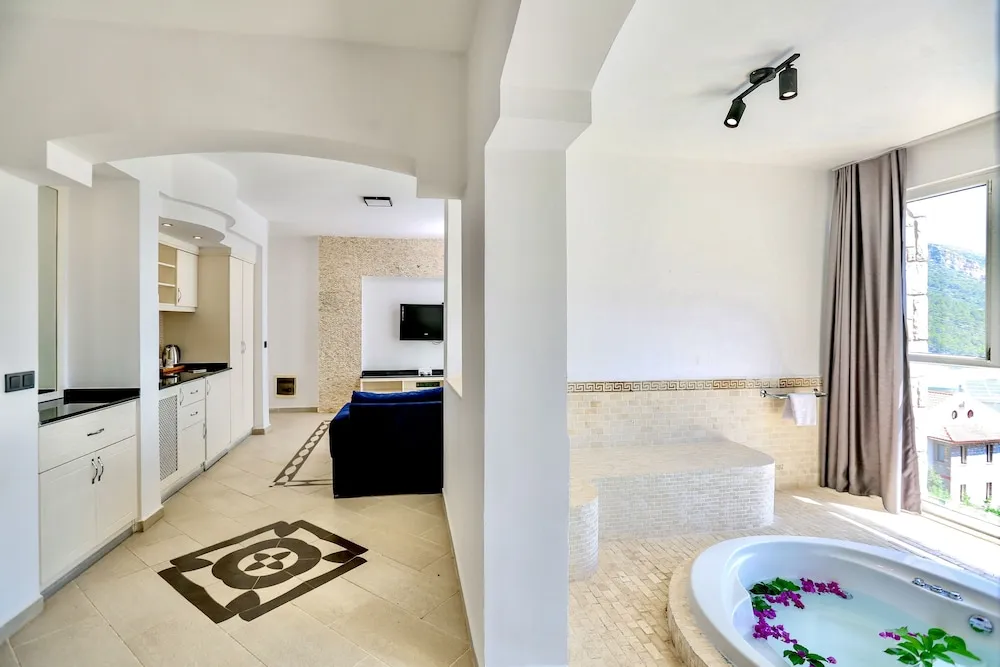 Tropical Jacuzzi Garden View Room