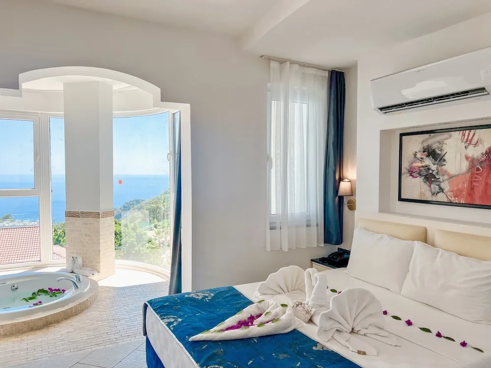 Tropical Jacuzzi Sea View Room