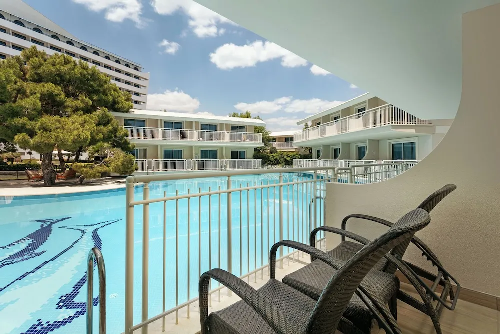Annex Standard Swim-up Room