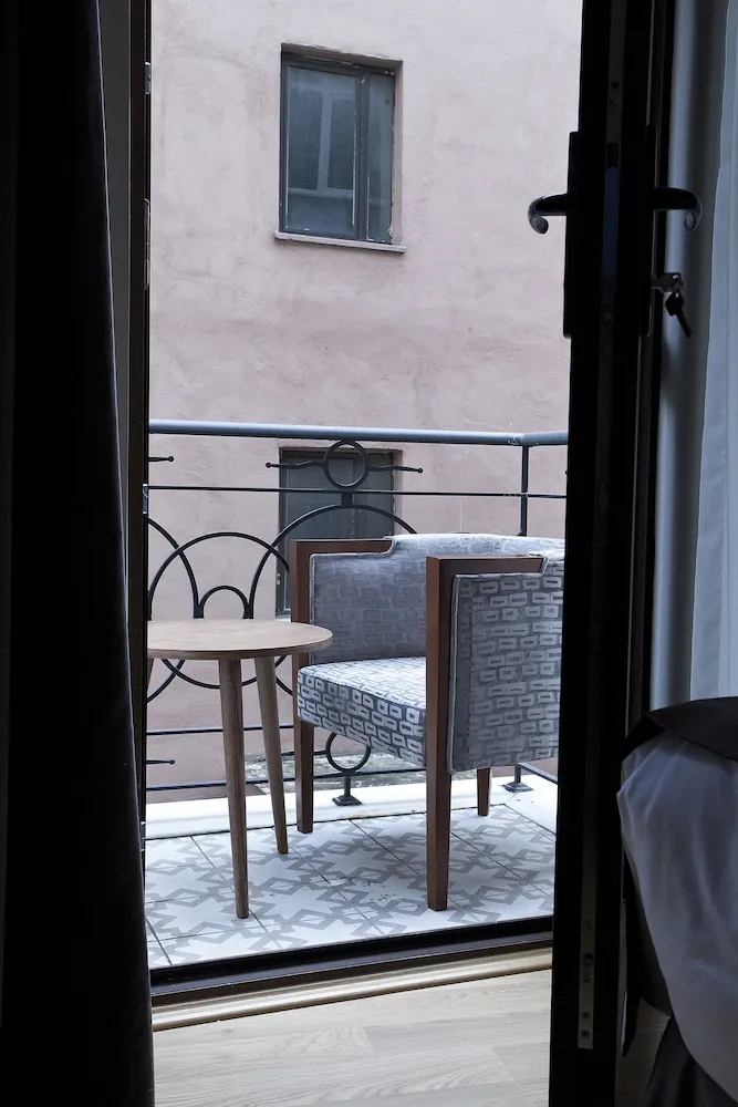 Üç Kişilik Oda, Balkon