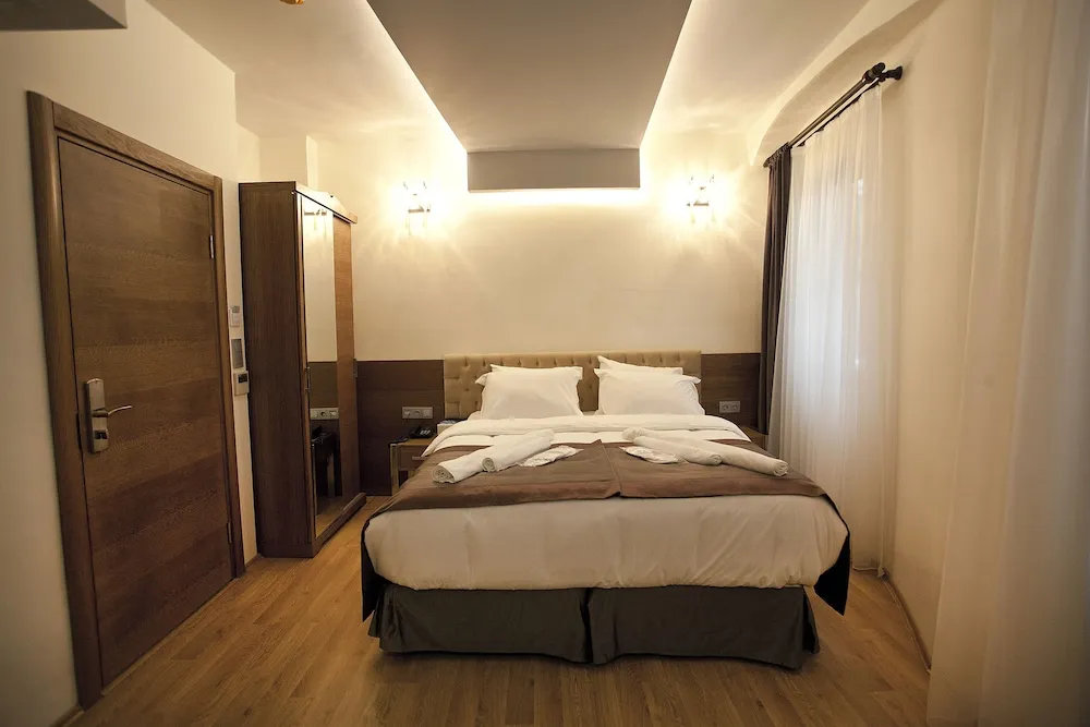 Deluxe Tek Büyük veya Iki Ayri Yatakli Oda Oturma Alanli