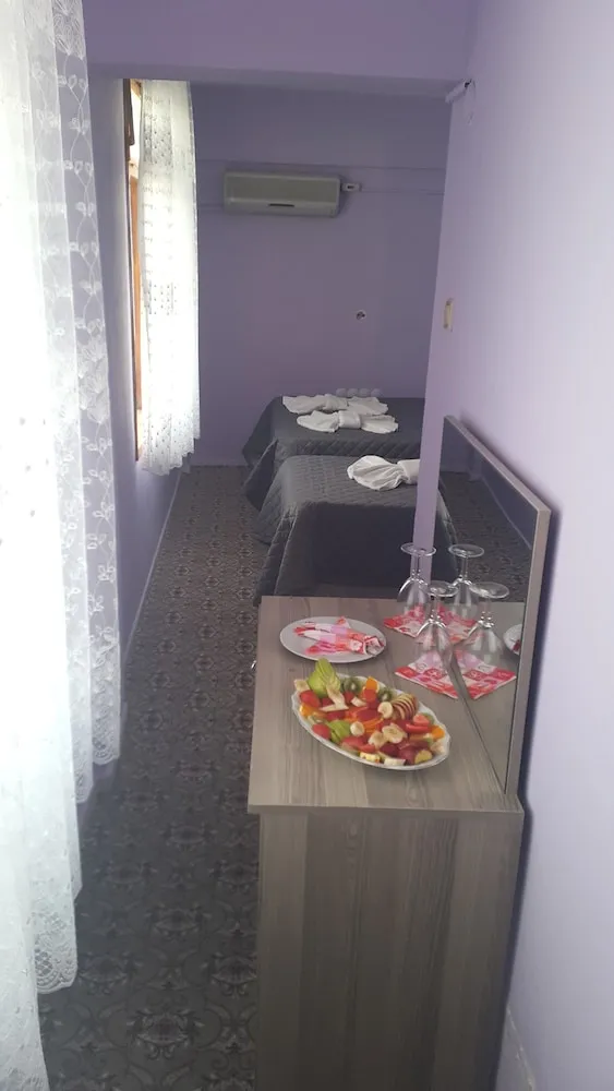 Bes Kisilik Balkonlu Oda
