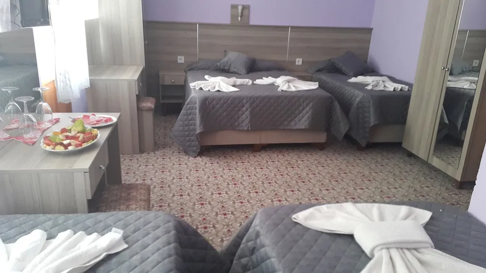 Dort Kisilik Balkonlu Oda