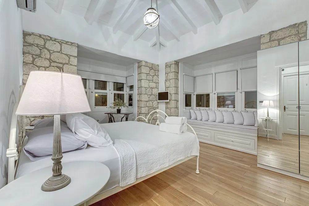 Superior Oda, 1 Büyük (Queen) Boy Yatak ve Çekyat