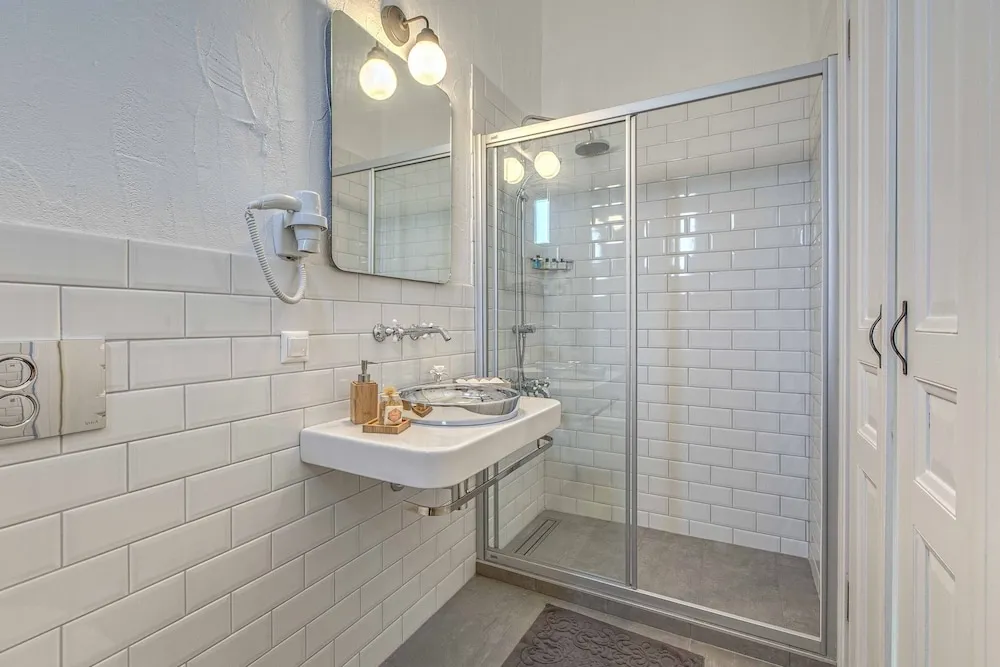 Superior Oda, 1 Büyük (Queen) Boy Yatak ve Çekyat