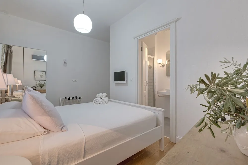 Tek Büyük Yataklı Oda, Avlu Manzaralı