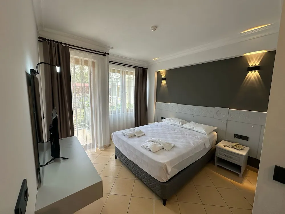 Standard Tek Büyük veya İki Ayrı Yataklı Oda, Balkon, Havuz Manzaralı