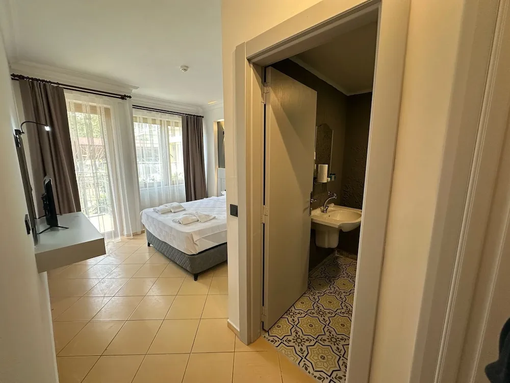 Standard Tek Büyük veya İki Ayrı Yataklı Oda, Balkon, Havuz Manzaralı