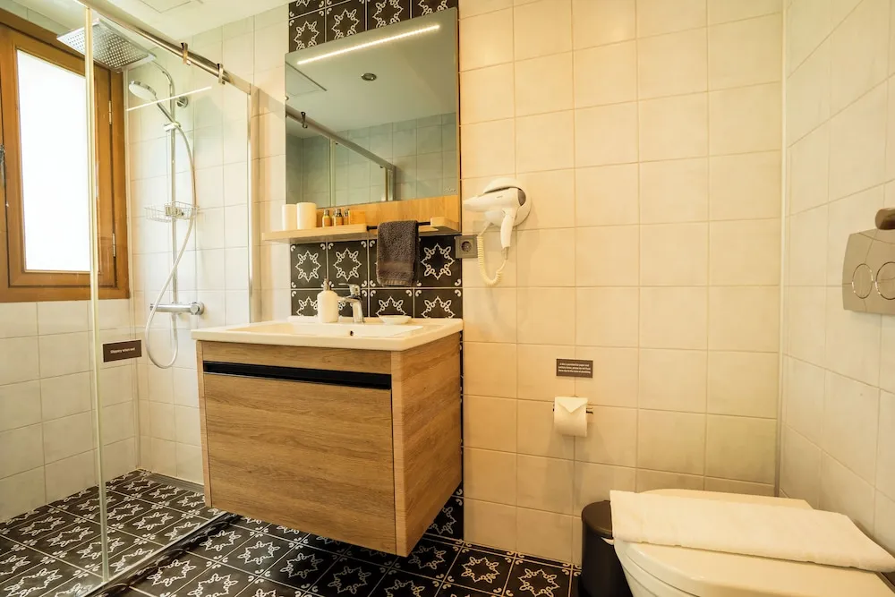 Tek Büyük Yataklı Oda, Teras, Bahçe Manzaralı