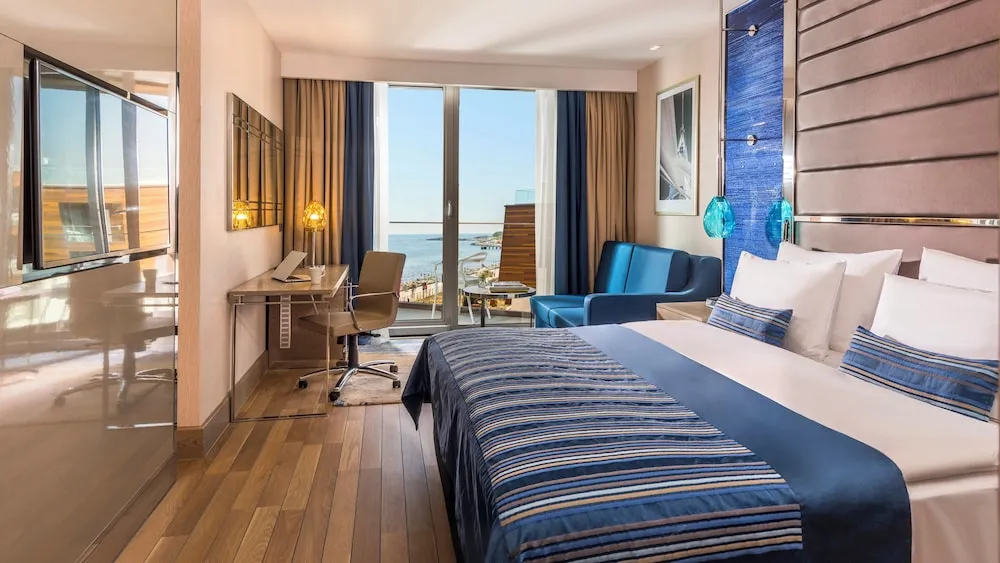 Premium Oda, 1 En Büyük (King) Boy Yatak ve Çekyat (Side Sea View)