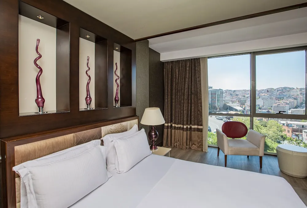 Deluxe King Room with Balcony