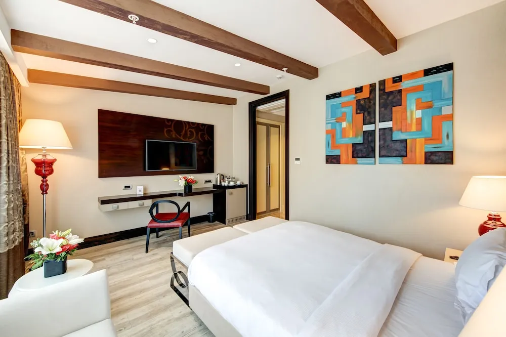 Deluxe King Room