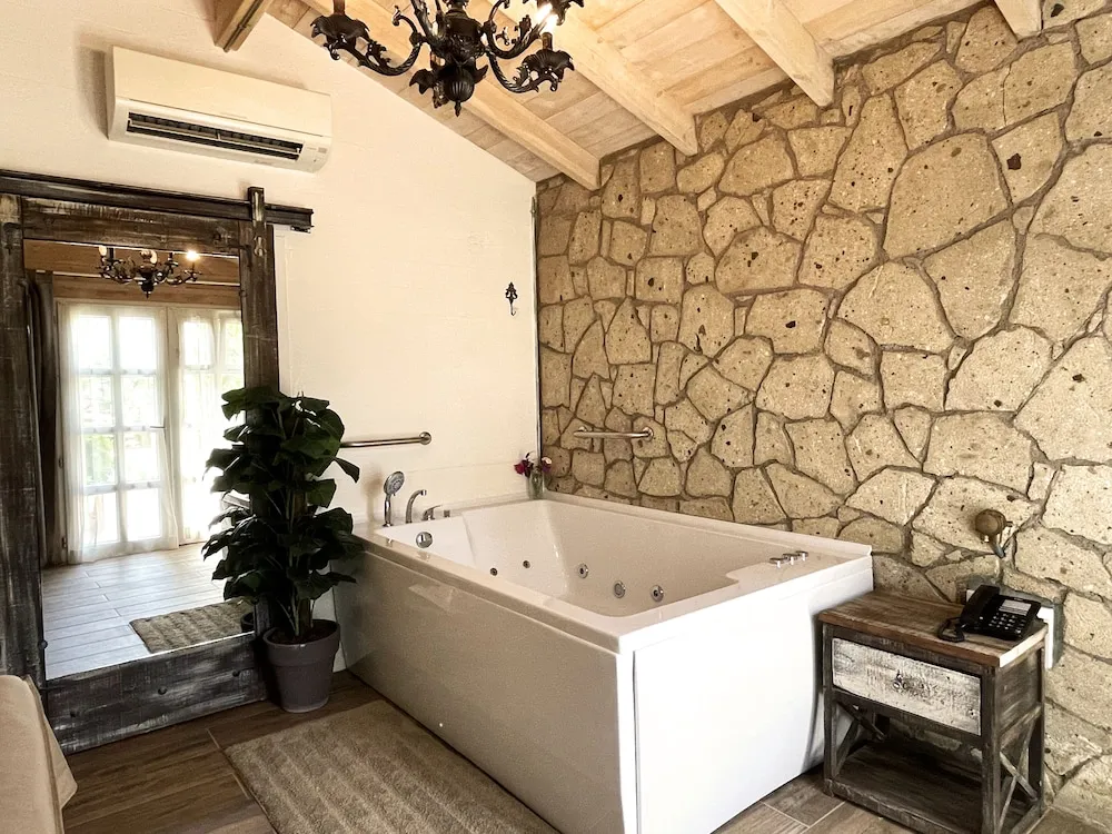 Garden Room with Jetted Tub