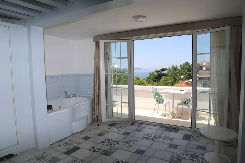 Oda, Sıcak Su Küveti, Deniz Manzaralı