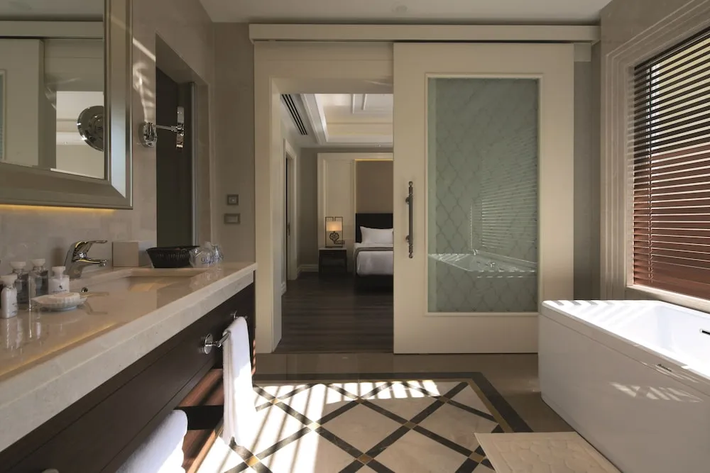 Deluxe Pool Room
