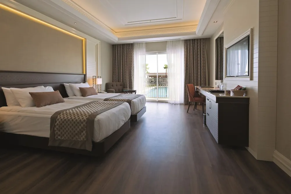 Deluxe Pool Room