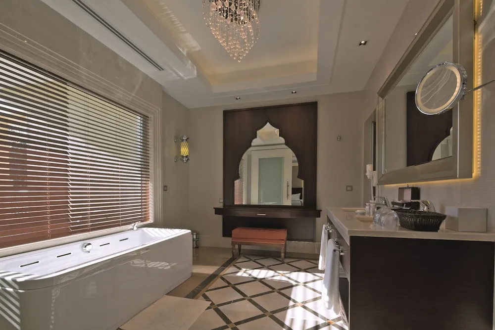 Deluxe Pool Room