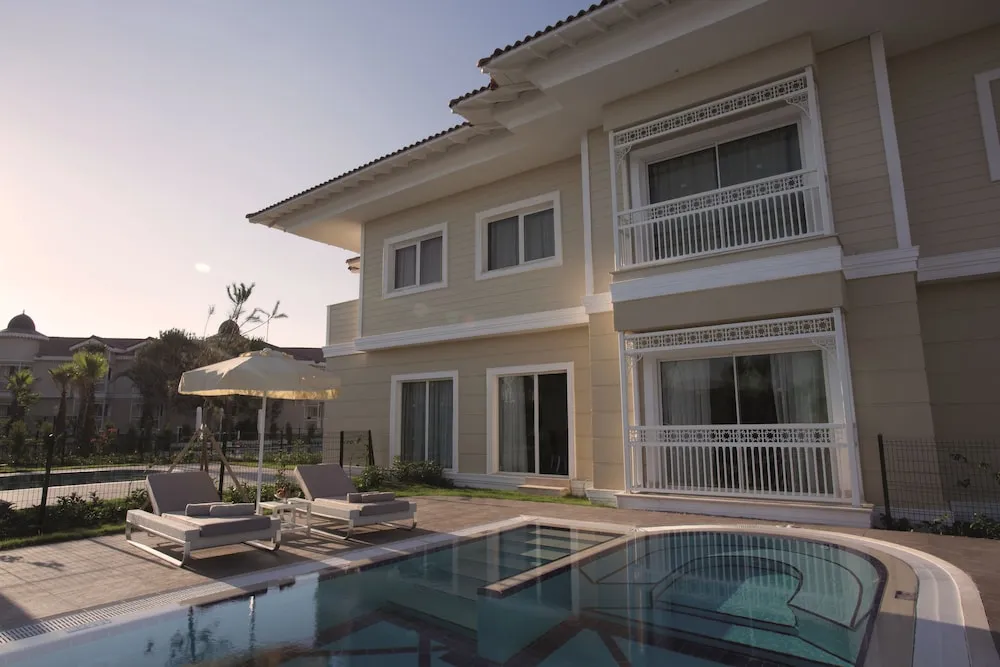 Deluxe Pool Room